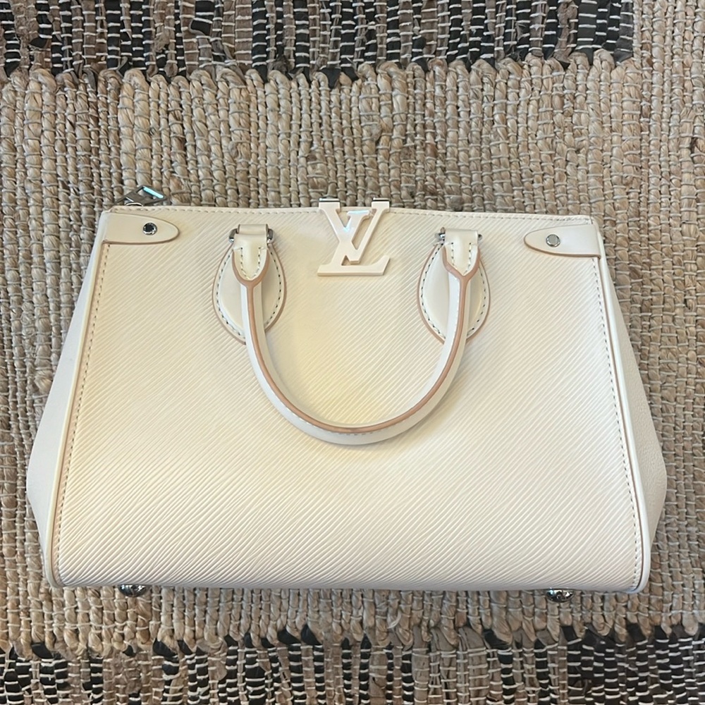 Louis Vuitton purse in excellent condition